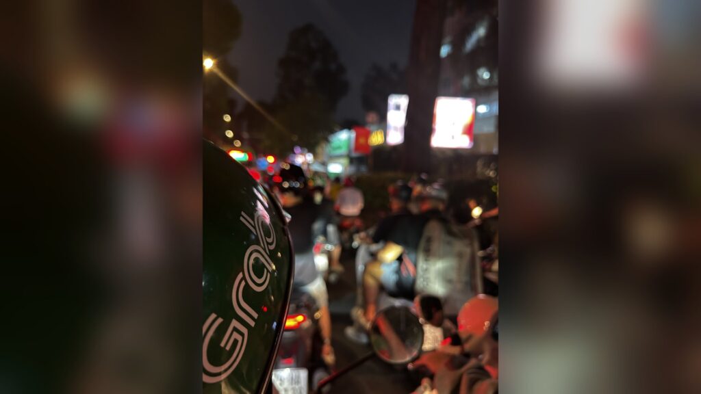 夜のバイクの波。移動はほぼGrabで