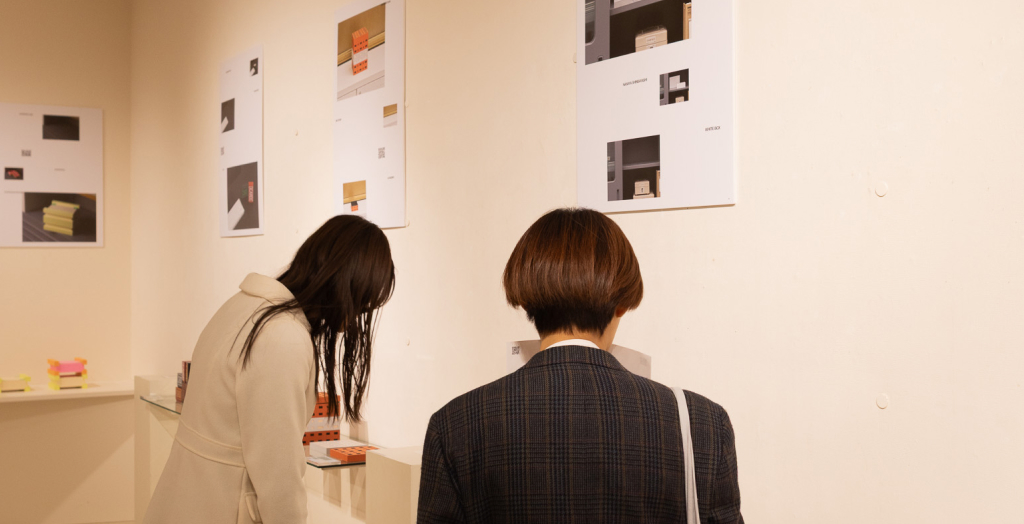展示作品をのぞき込む来場者