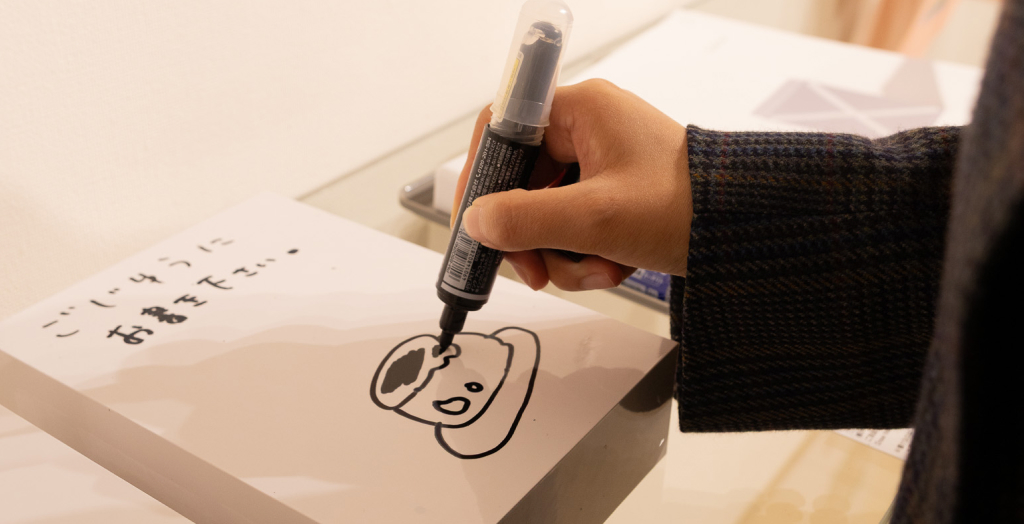 紙箱にペンで描く様子