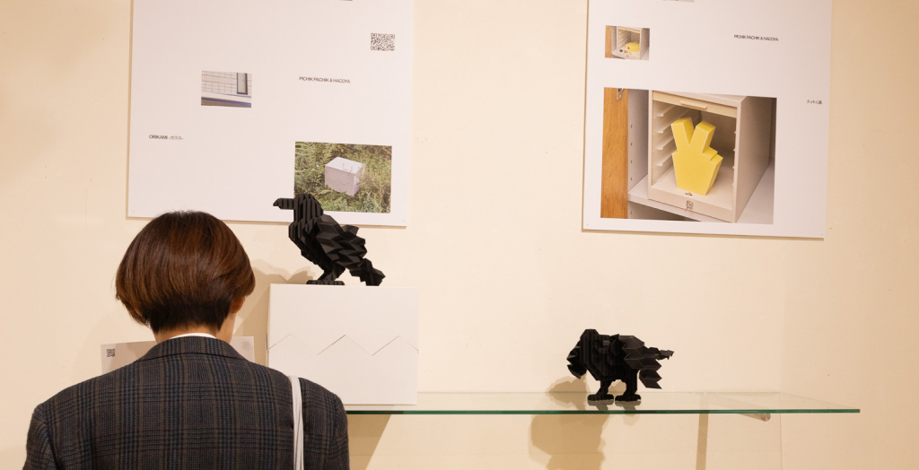 展示パネルと作品を眺める来場者